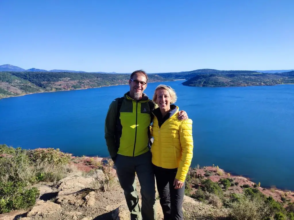 Caroline BAISE prof de yoga et Michaël ROUHAUD Accompagnateur en Montagne au Salagou