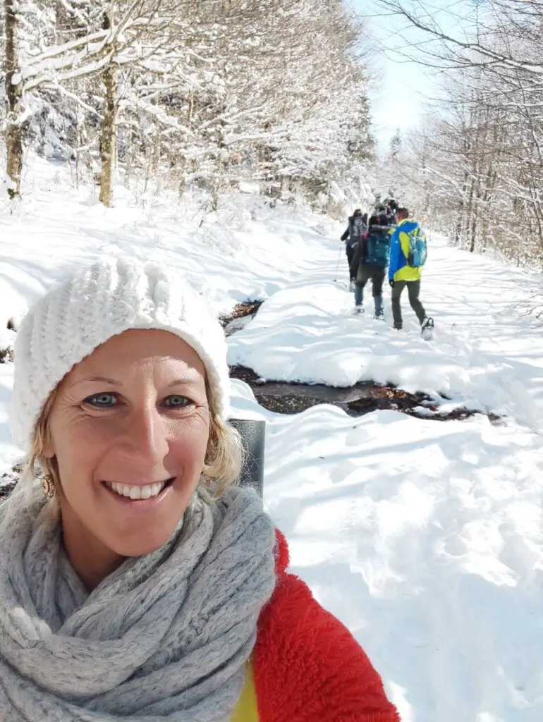 Caroline BAISE professeur de yoga à EMOYA en raquettes à neige au mont aigoual
