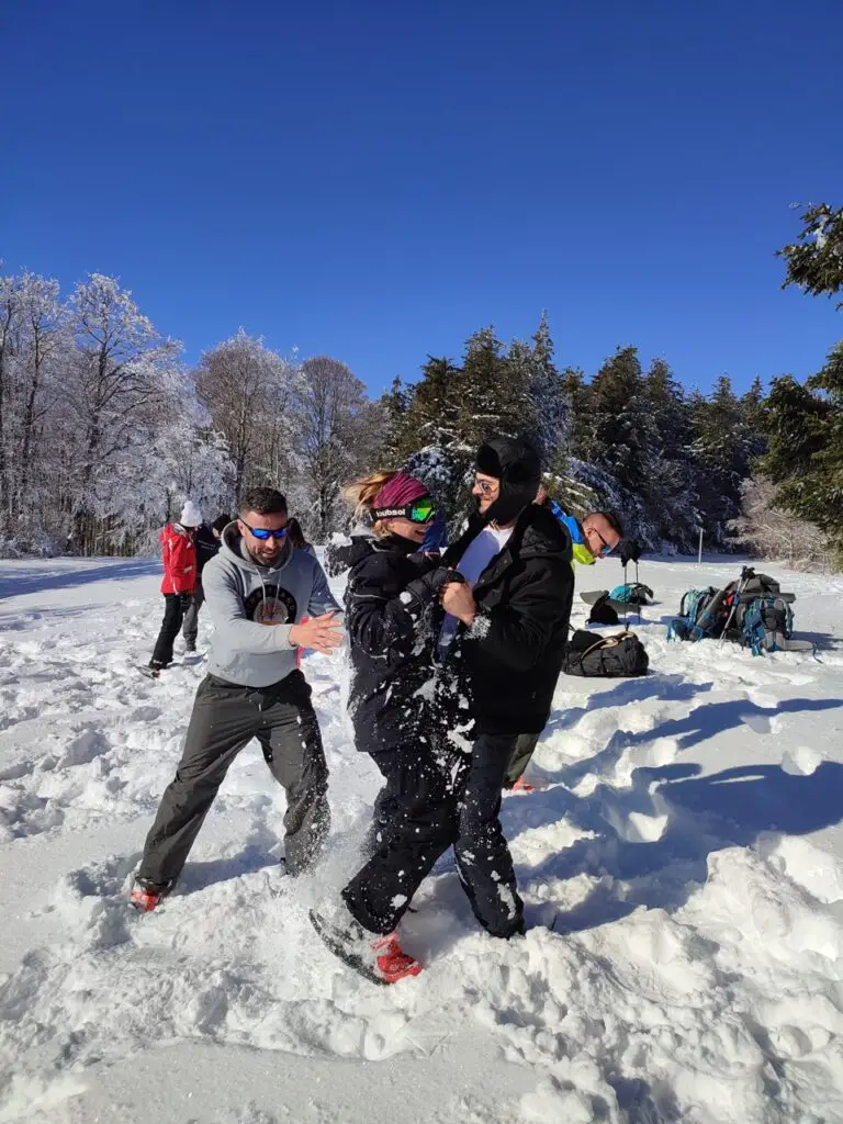 comment redevenir un enfant en jouant dans le neige