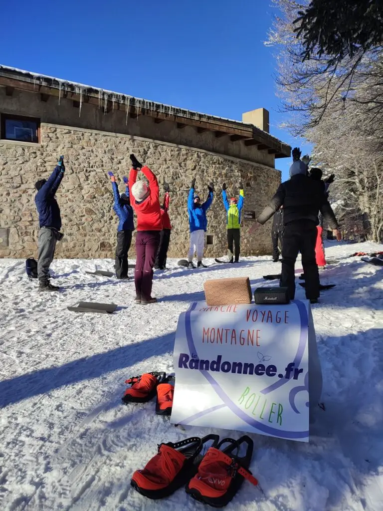 cours de yoga dans la neige au mont-aigoual