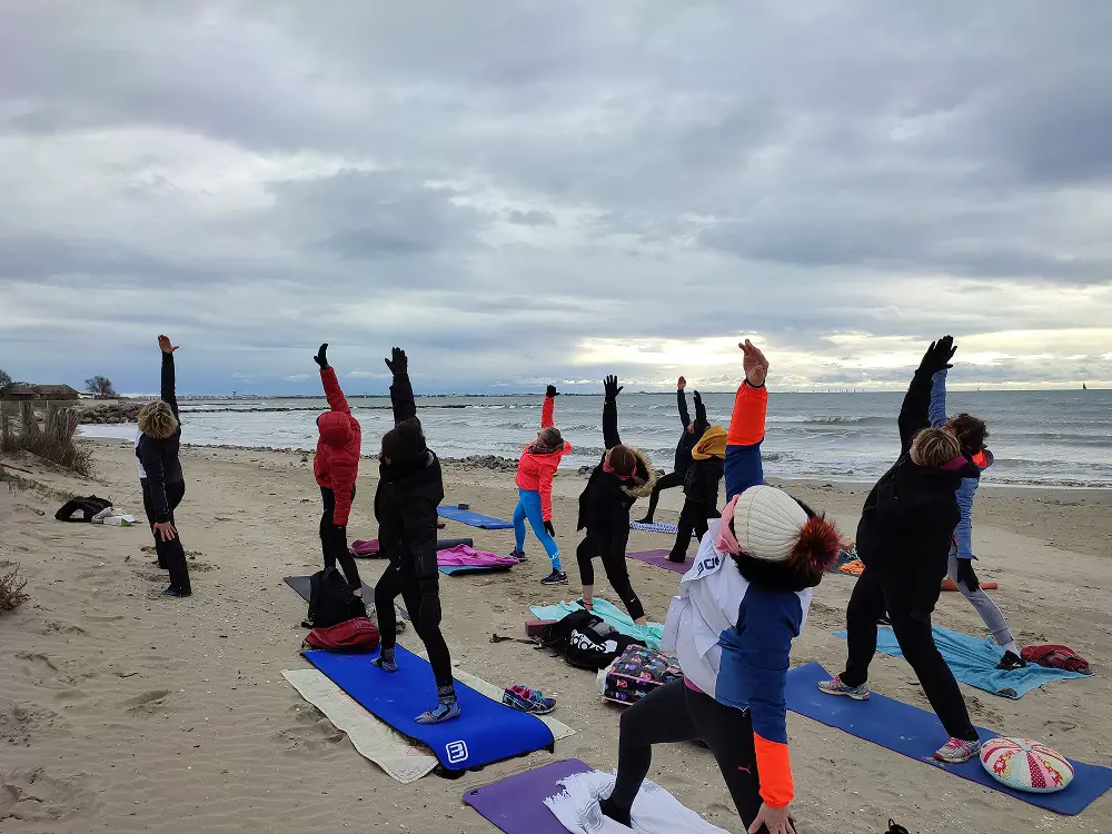 cours de yoga en bord de mer sur la plage de méditerranée