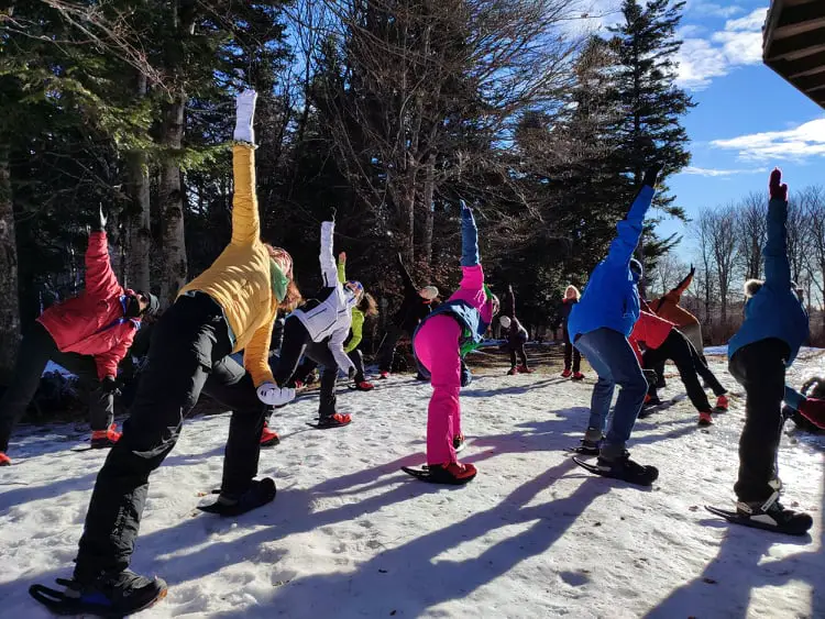 Cours de yoga sur la neige