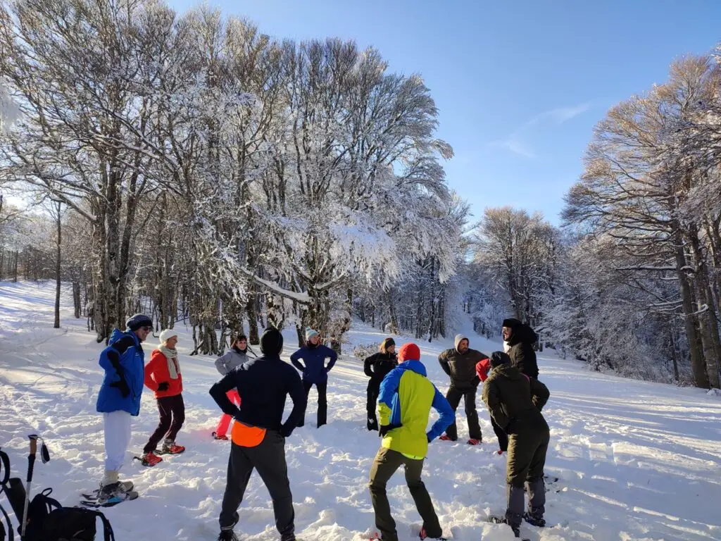 etirements dans la neige apres une marche dans la neige en raquette au mont aigoual