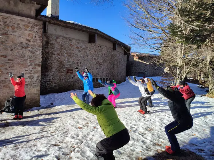 Eveil musculaire avant la journée Yoga & raquettes à neige