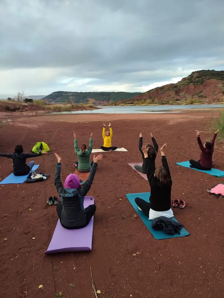 Finir une journée rando avec du yoga au Salagou