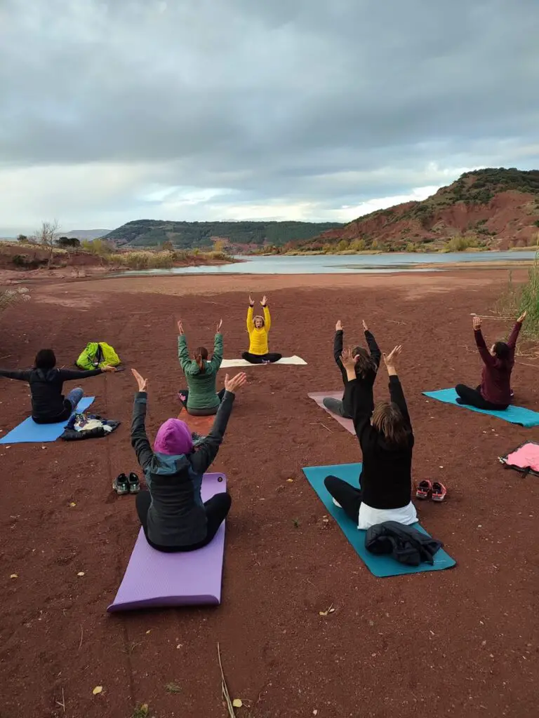 Finir une journée rando avec du yoga au Salagou