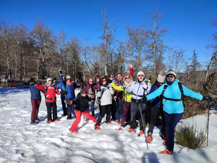 groupe de randonneurs en raquettes à neige dans les cévennes