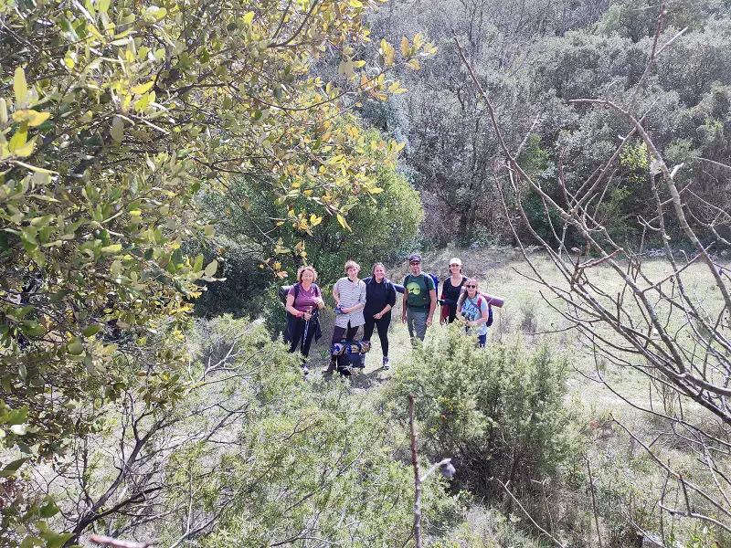 Groupe yoga et randonnée en pleine nature autour du Pic Saint loup