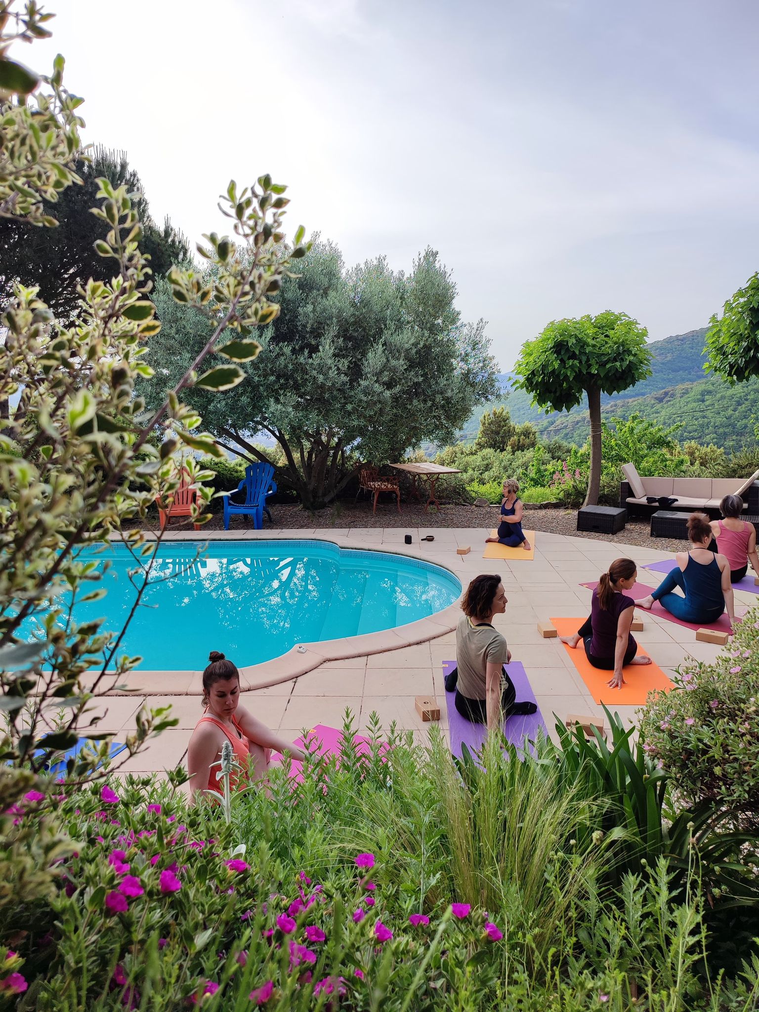 Hatha yoga au réveil autour de la piscine