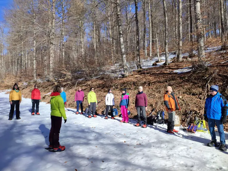 méditation dans les Cévennes lors d'une rando en raquettes à neige à l'Aigoual