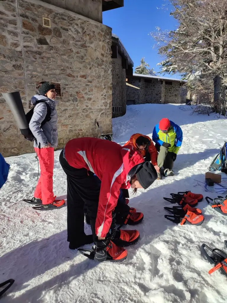 mise aux pieds des raquettes à neige EVVO