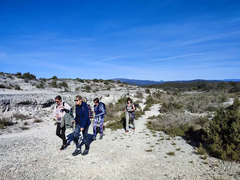 montée à pied sur le plateau de la marche des Géants dans l'Hérault