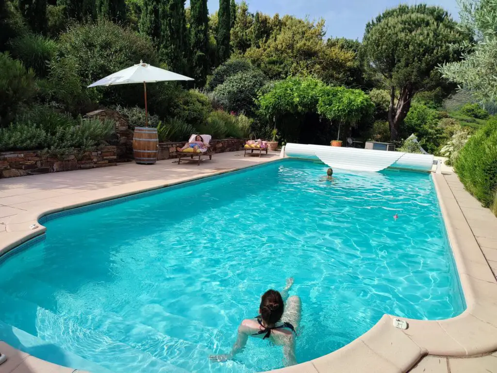 Pause détente à la piscine après une journée de randonner dans le Caroux