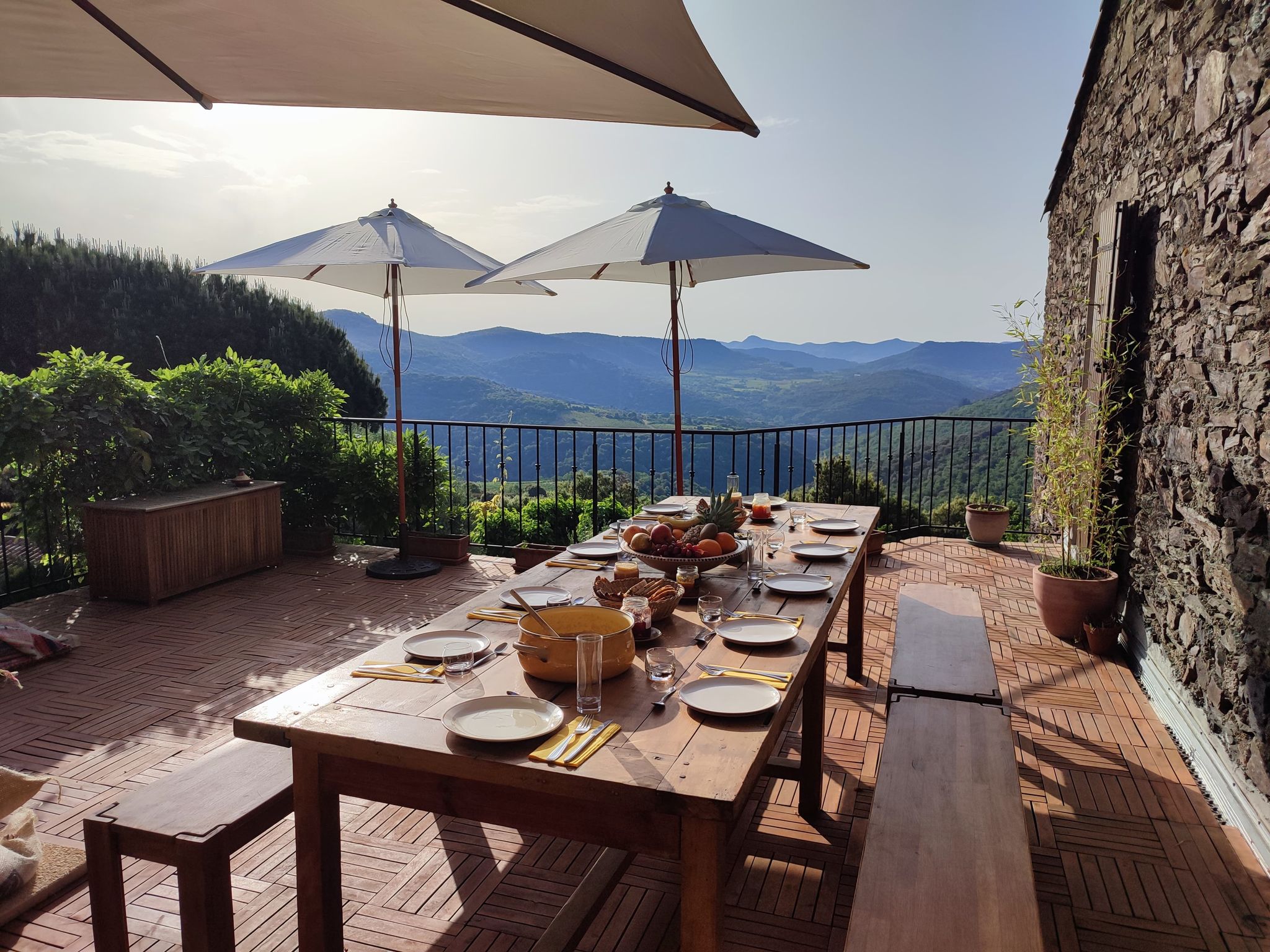 Petit déjeuner avec vue sur le Caroux