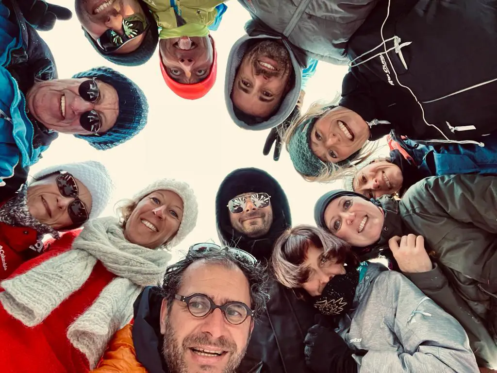 photo de groupe apres séance de yoga à la neige