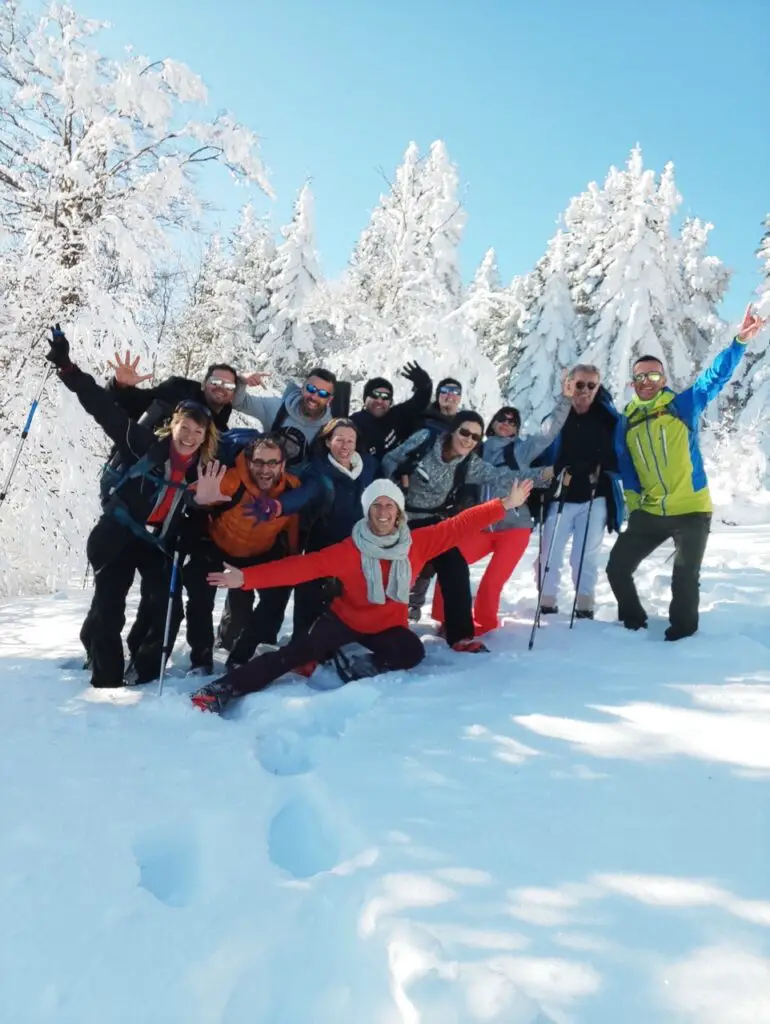 photo de groupe de randonneur en raquette à neige au mont-aigoual