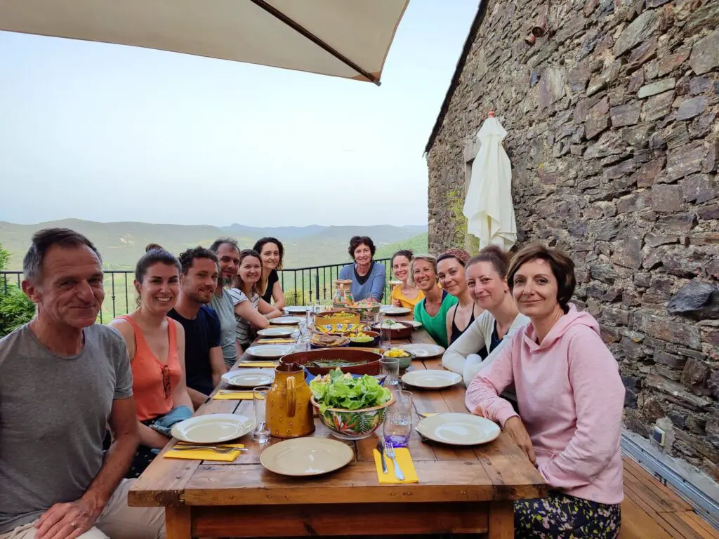 photo de groupe de tous les participants à la rando et yoga du caroux