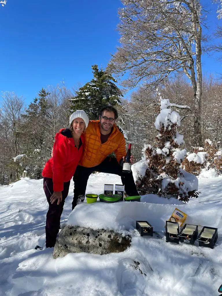 Pique nique dans la neige avec raclette vin chocolat apres raquettes à neige et yoga à l'aigoual