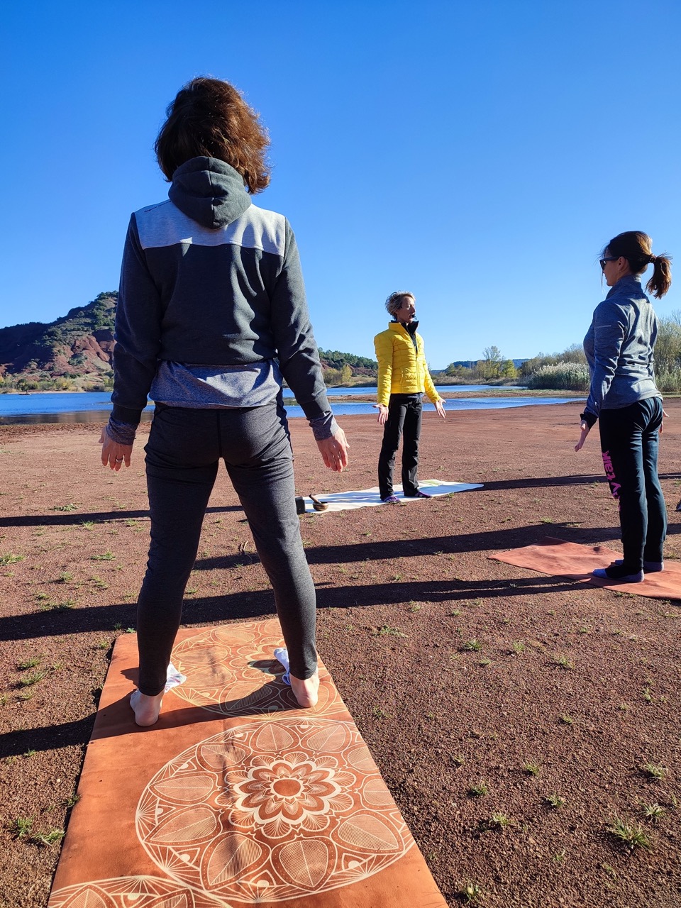 Posture de la montagne en yoga au salagou