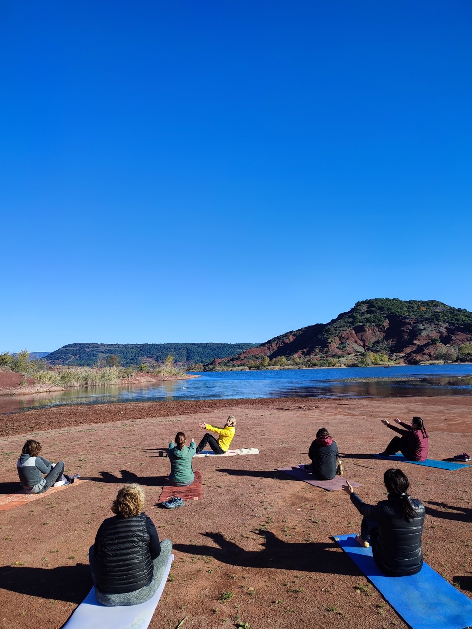 Posture de yoga au lac du salagou