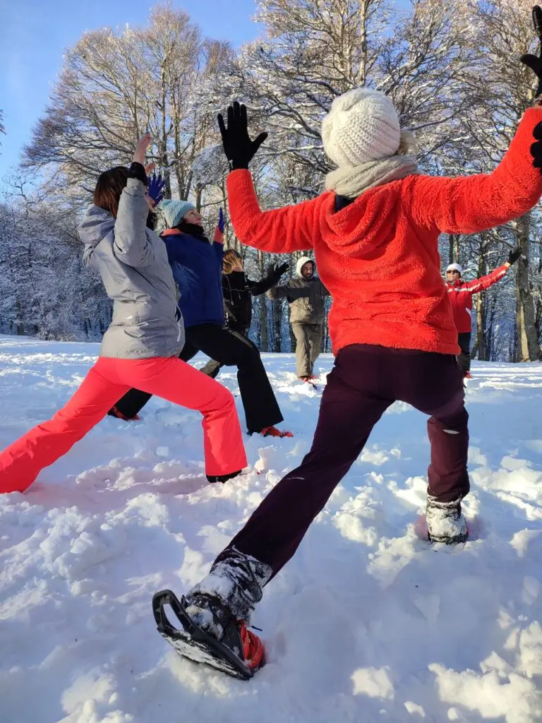 posture de yoga dans la neige au mont aigoual