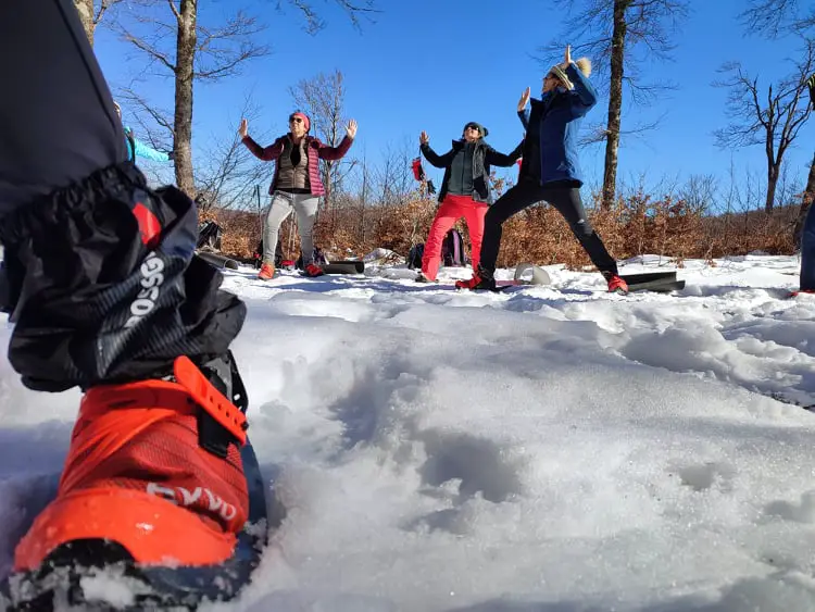 Postures de Yoga avec les raquettes à neige EVVO SNOW