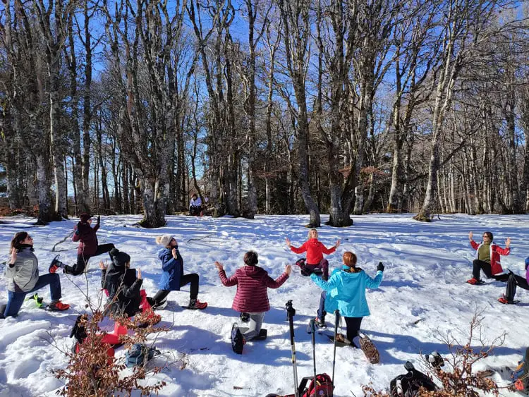 Postures de Yoga dans la neige avec les raquettes EVVO SNOW en montagne