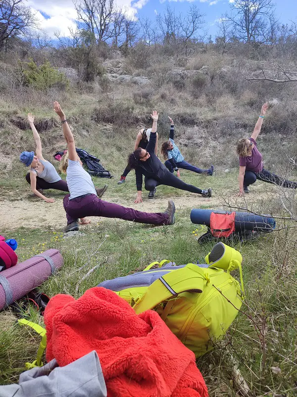 Postures étirements après une journée de randonnée autour du Pic Saint Loup