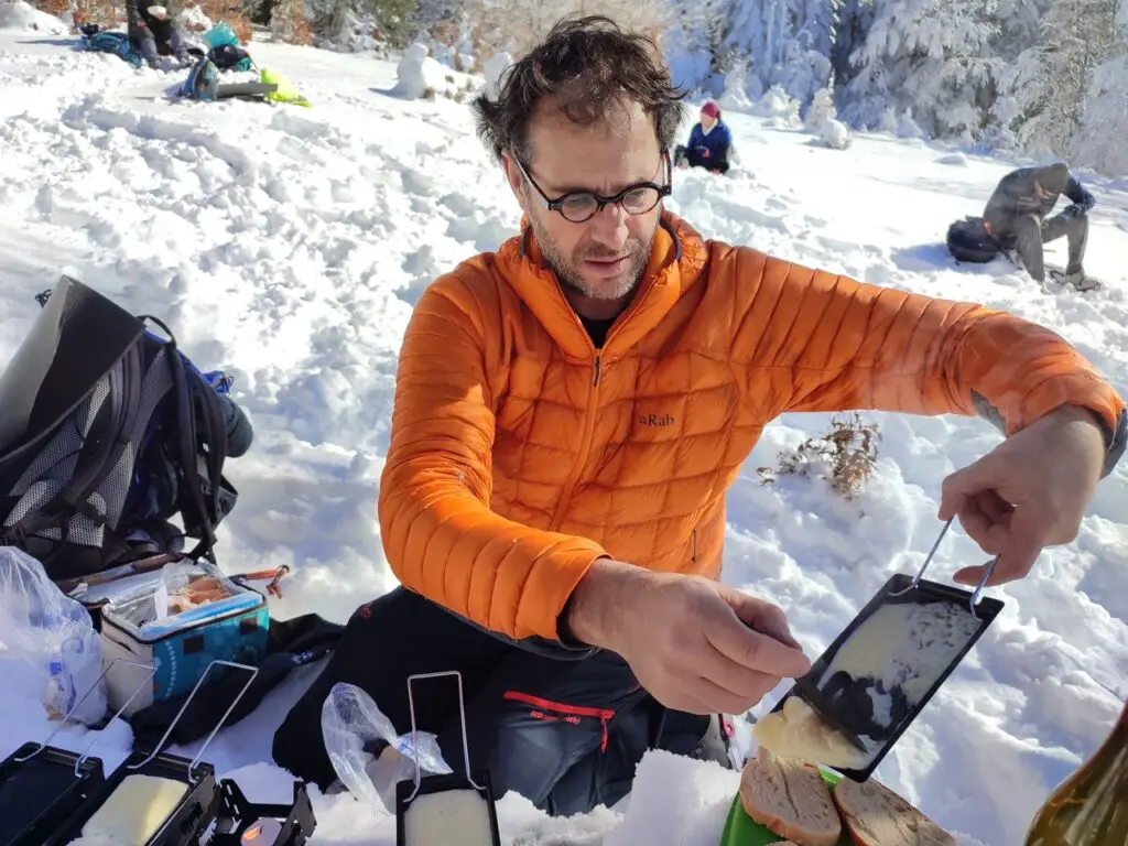 Préparation de la raclette dans la neige au Mont-aigoual