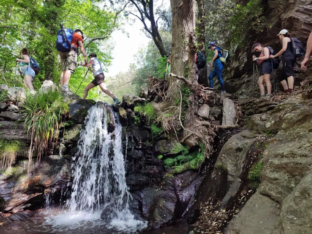 randonnée près d'une cascade dans le massif du Caroux