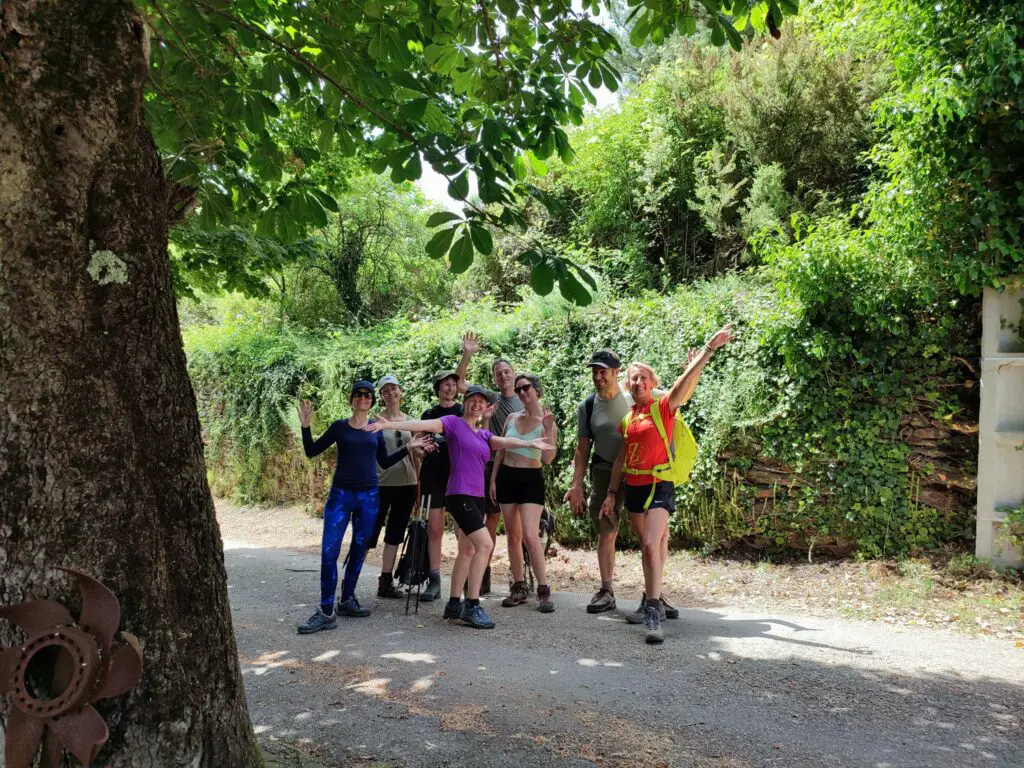 Randonneurs heureux après une belle journée en montagne