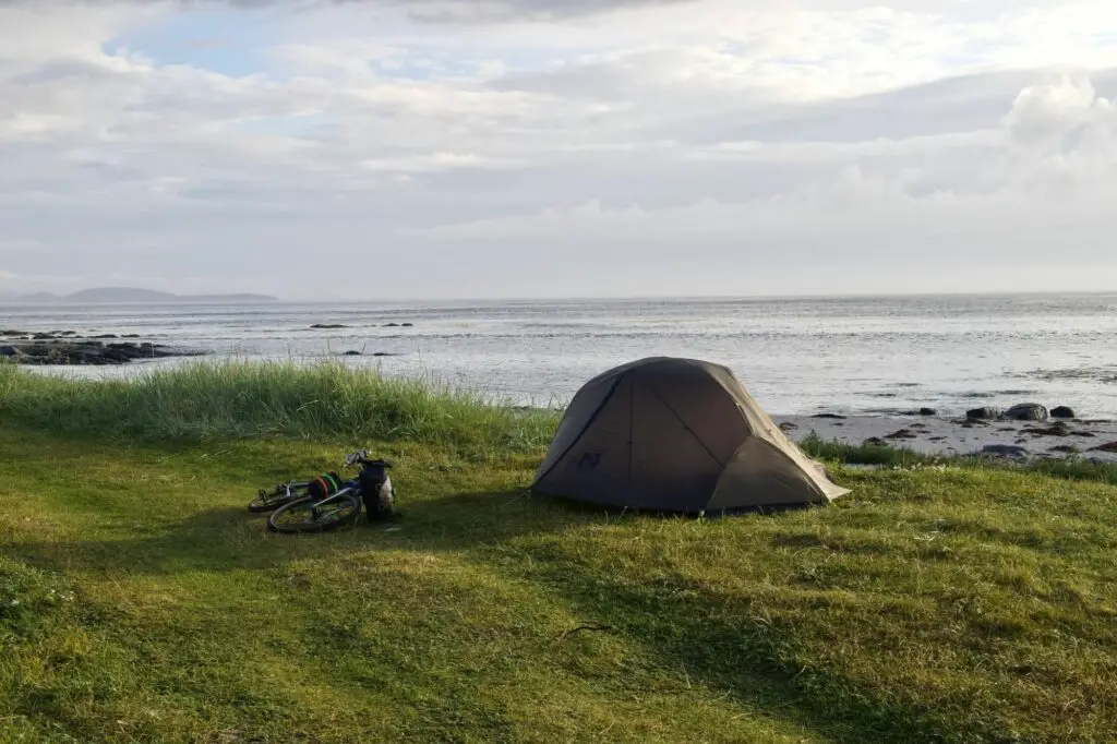 Bivouac sauvage en Ecosse, sur l'île de South Uist durant mon trip en Bikepacking SAORSA