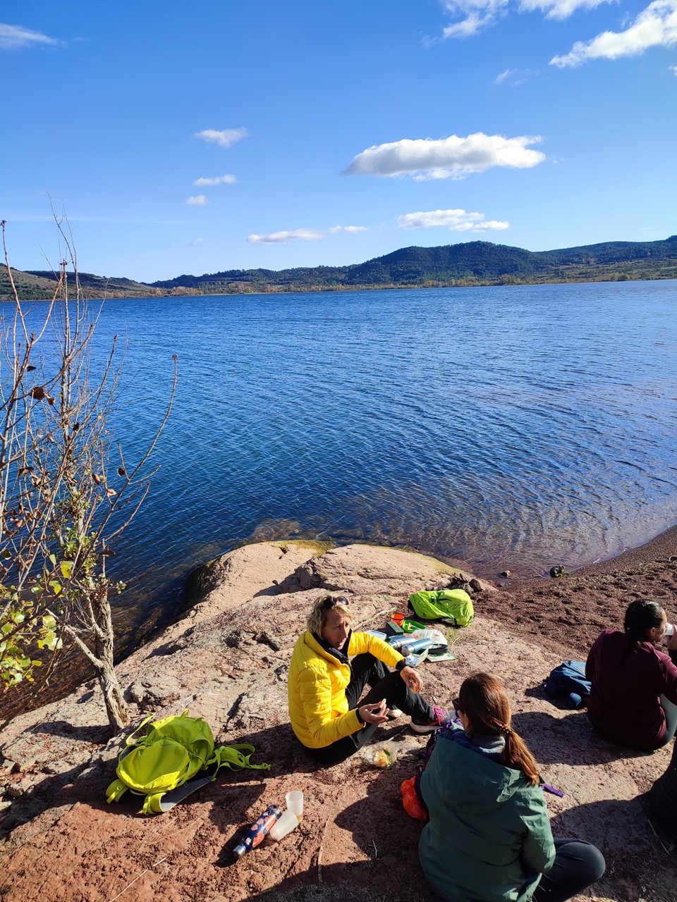 Repas au bord du lac du salagou