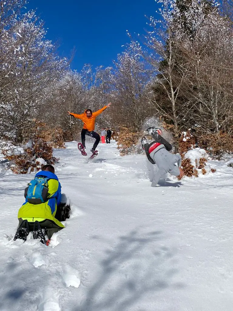 rigolade dans la neige en raquettes à neige au Mont aigoual