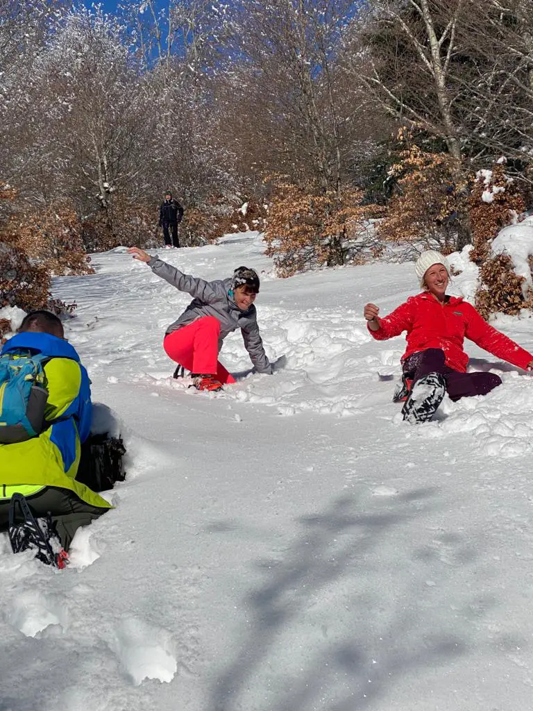 rigolade dans la neige en raquettes à neige EVVO