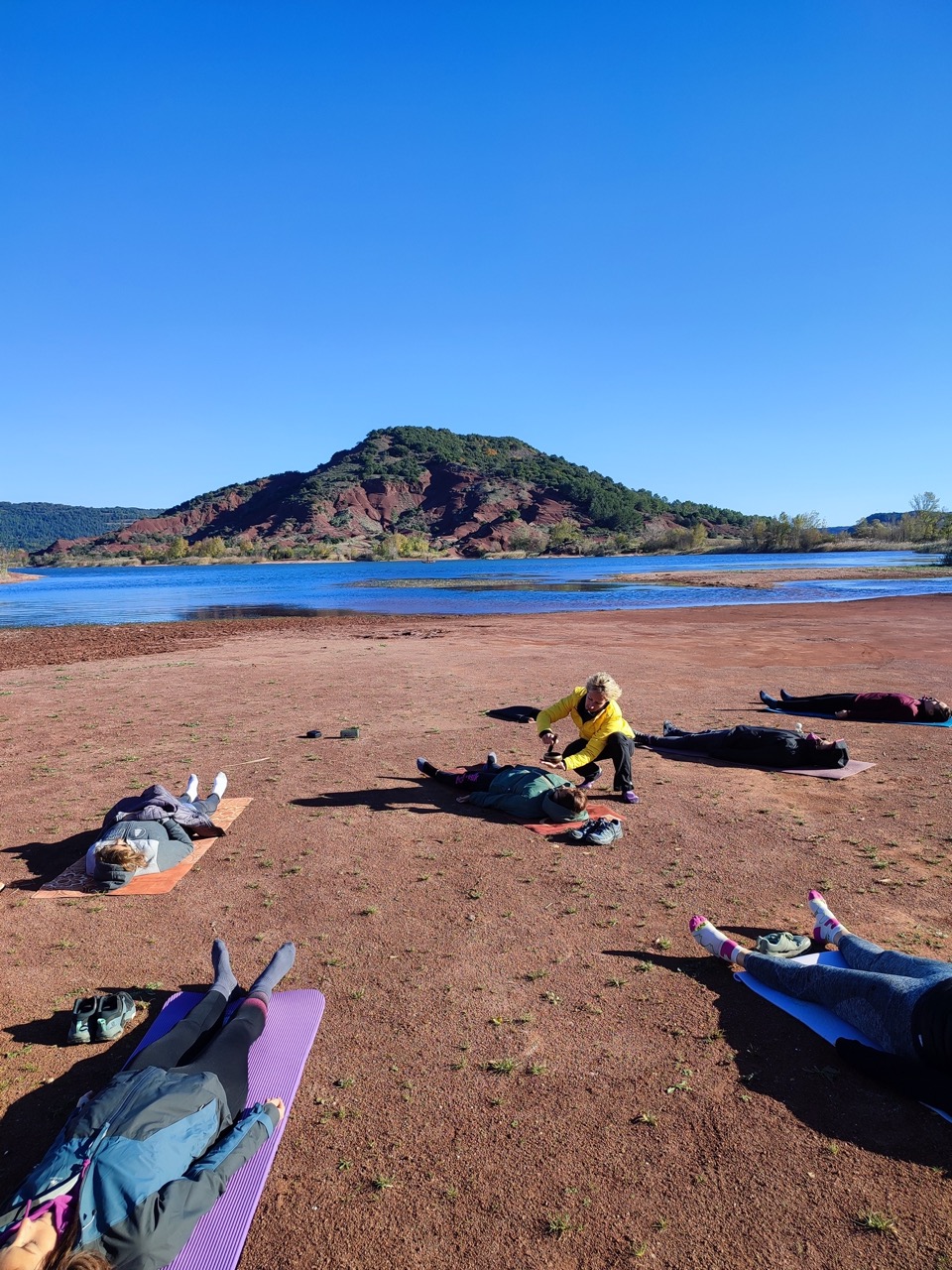 Séance de bol tibétain au lac du salagou