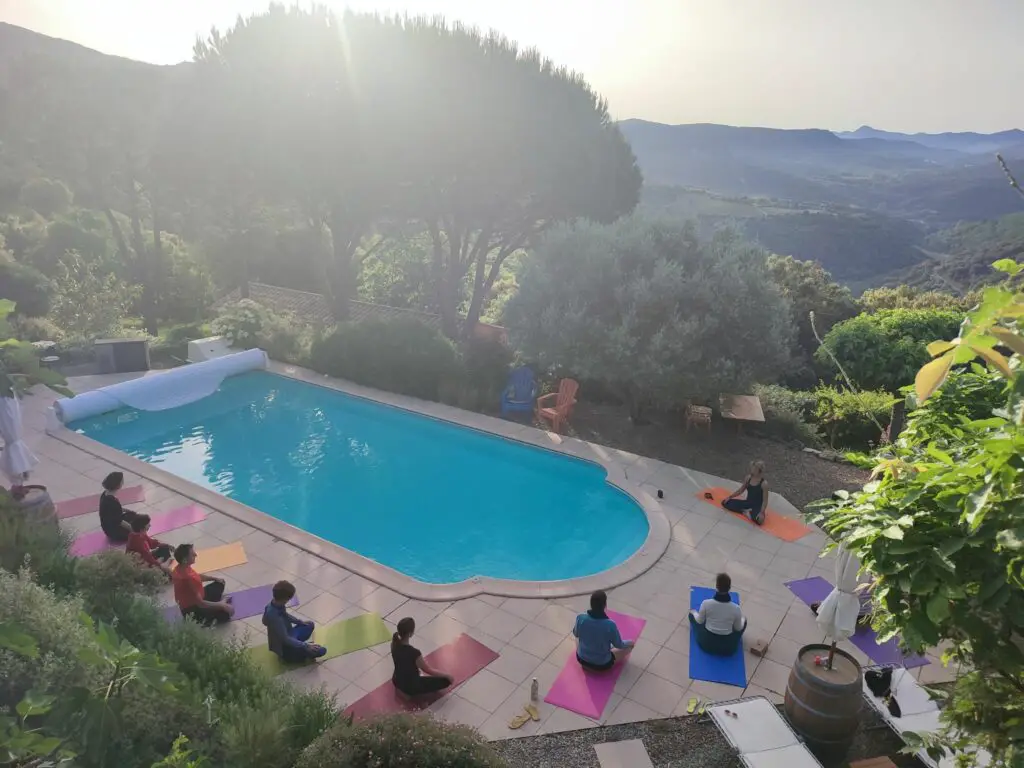 séance de yoga au bord de la piscine du magic hill retreat center