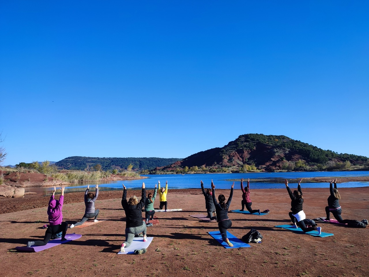 Séance de yoga au bord du lac du salagou