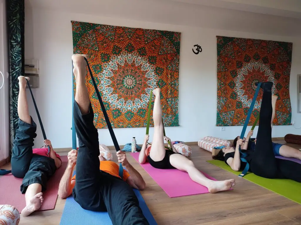 Séance de yoga avec des sangles