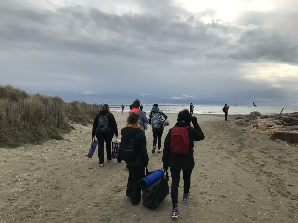 séance de yoga sur la plage au Grau du Roi