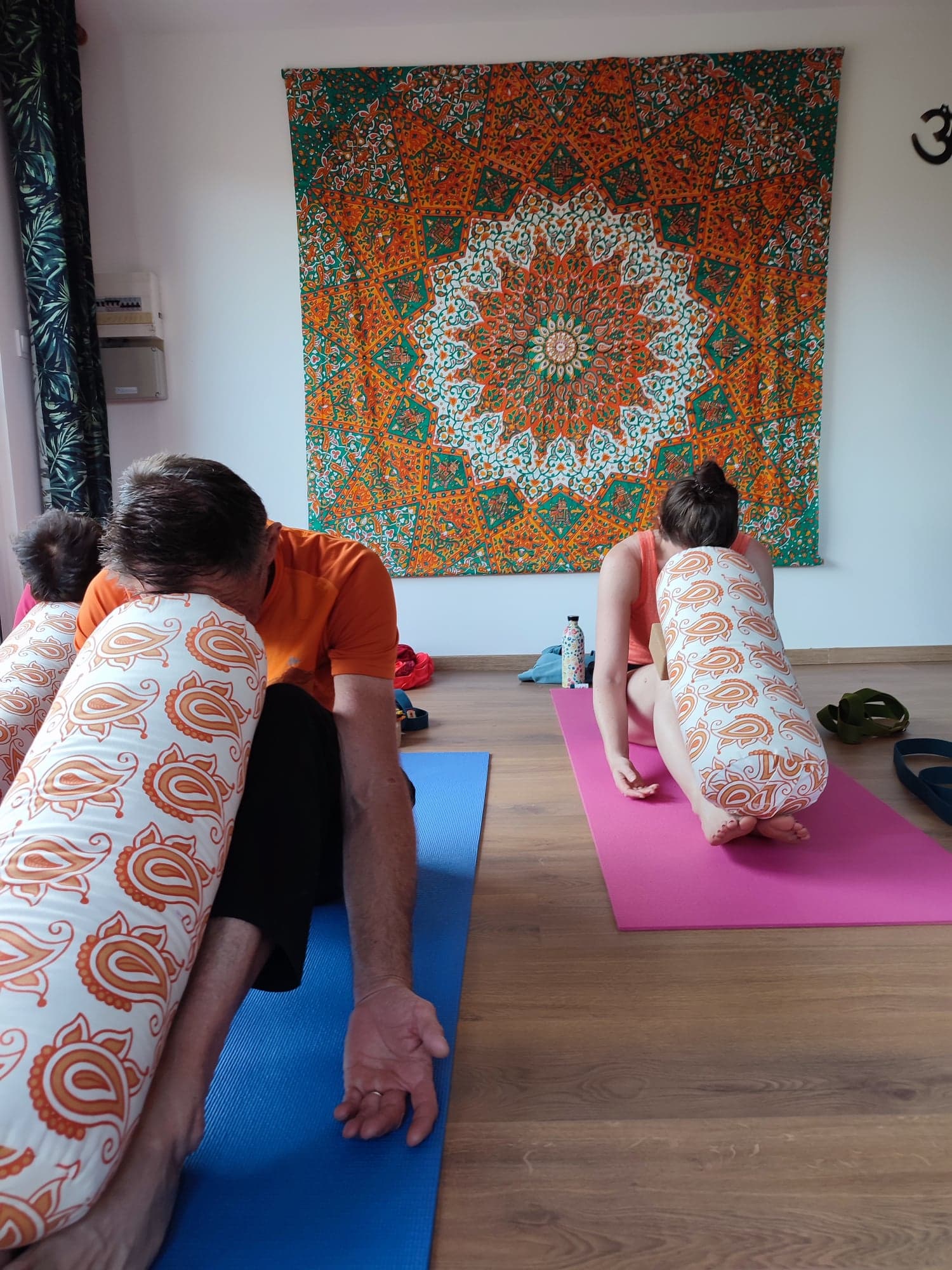 séance de yoga yin avec bolster