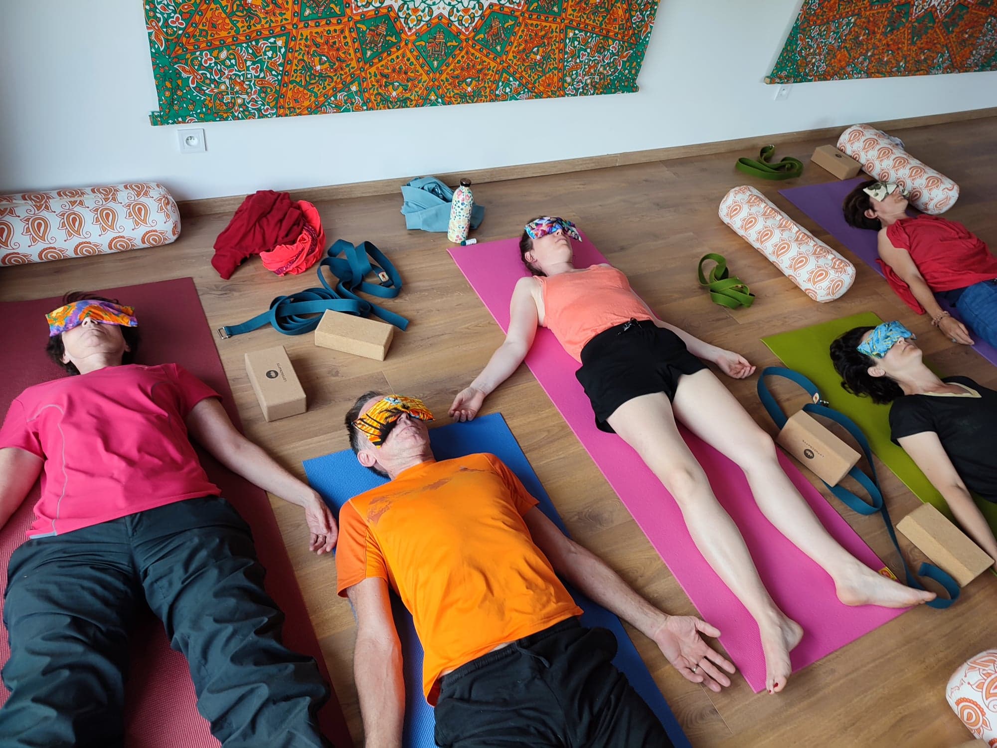 séance de yoga yin avec cache yeu au magic hill retreat center du Caroux