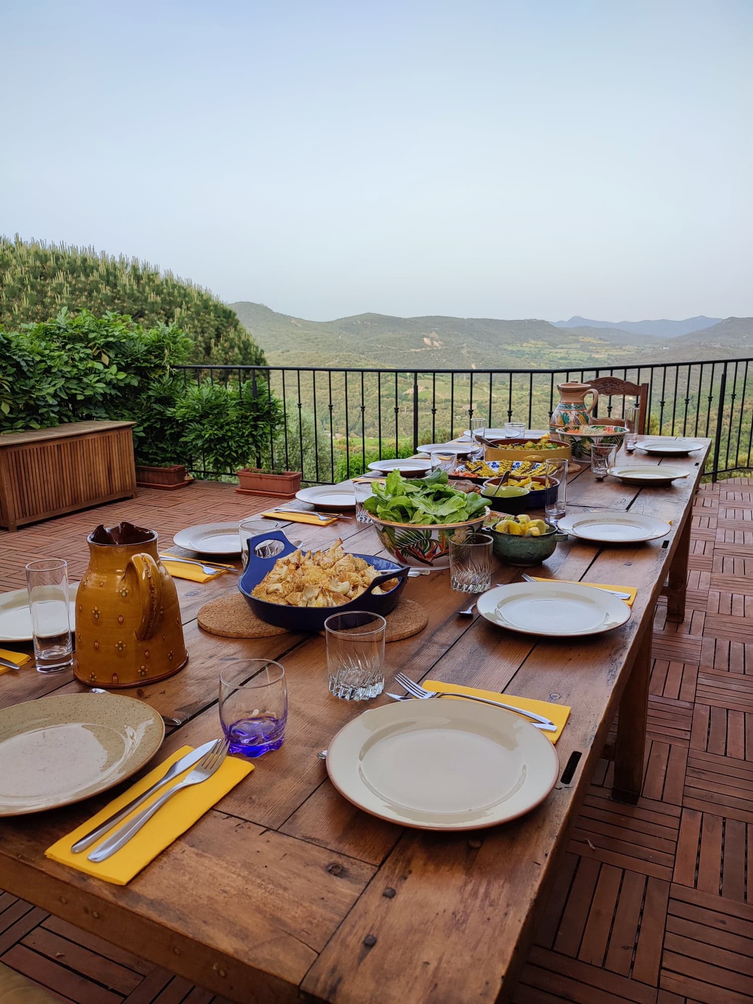 Table avec repas du soir au Magic hill retreat center