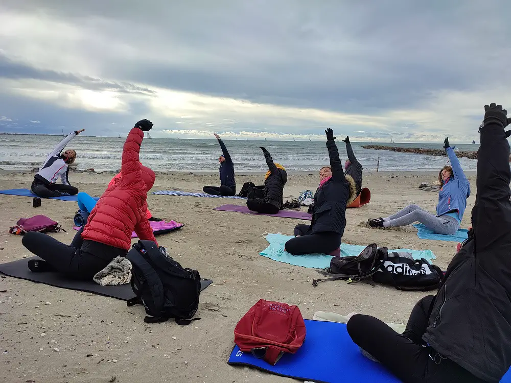 yoga à la grande motte sur la plage