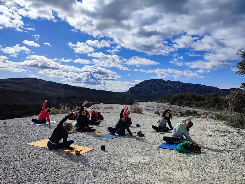 Yoga au contact de la terre avec vue sur l'hortus et Pic Saint Loup