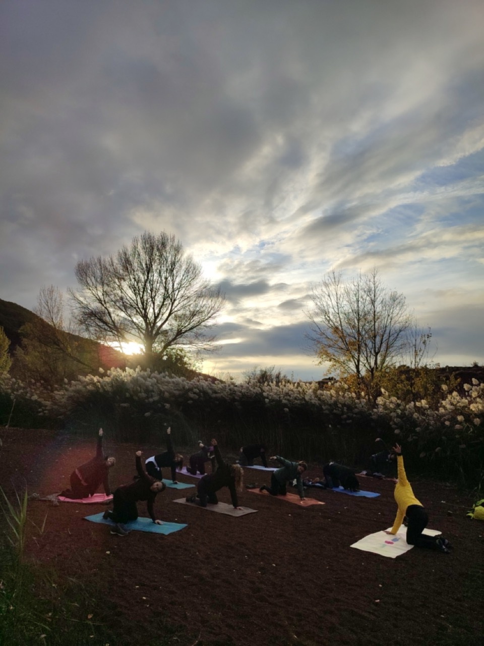 Yoga au couché du soleil au Salagou