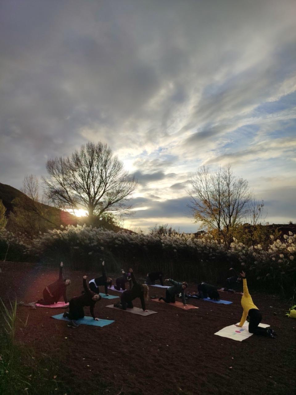 Yoga au couché du soleil au Salagou