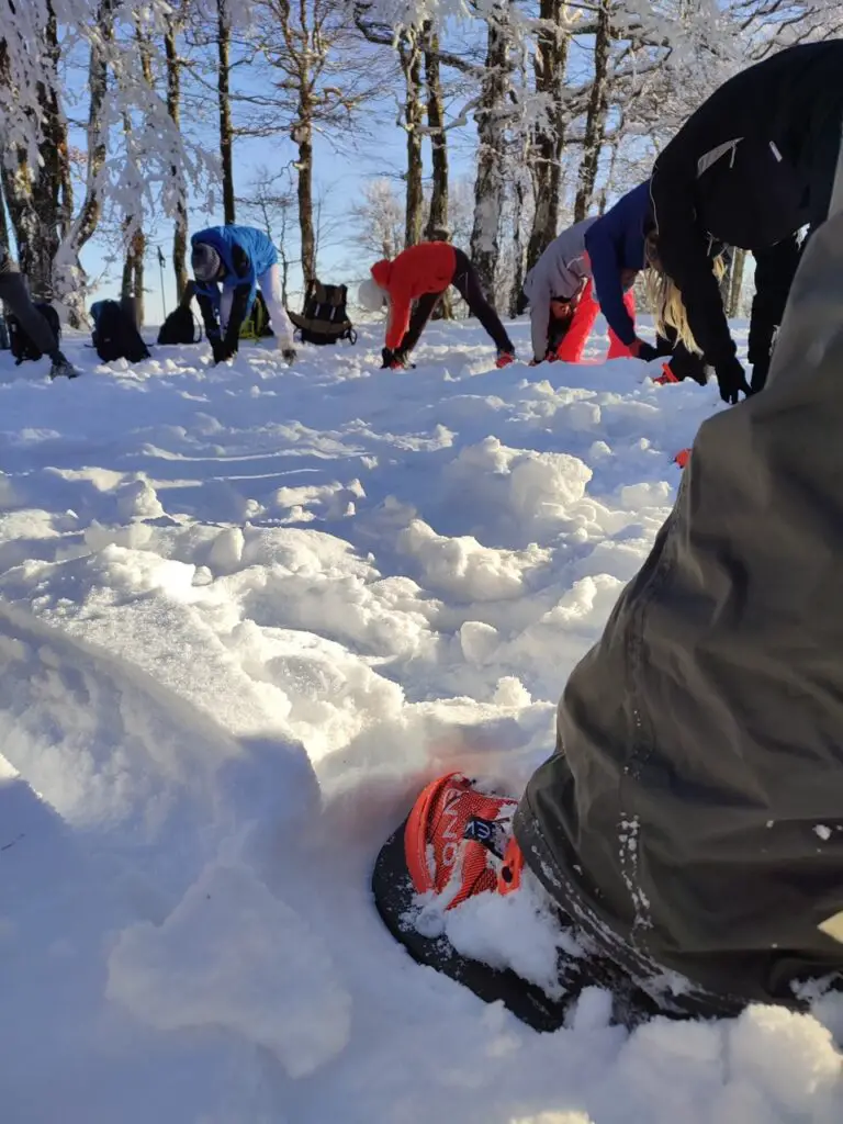 yoga avec etirements dans la neige apres une rando dans la neige en raquette au mont aigoual