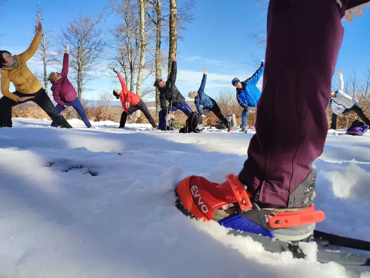 Yoga dans la neige dans les montagnes de l'Aigoual