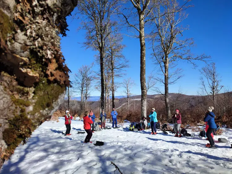 Yoga dans la neige dans les montagnes des Cévennes